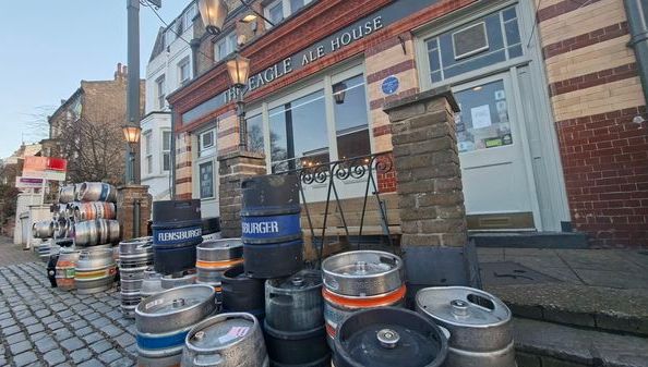 "Avec ces nouvelles taxes, seul un pub sur dix sera rentable" : au Royaume-Uni, l'inquiétude des propriétaires de bars