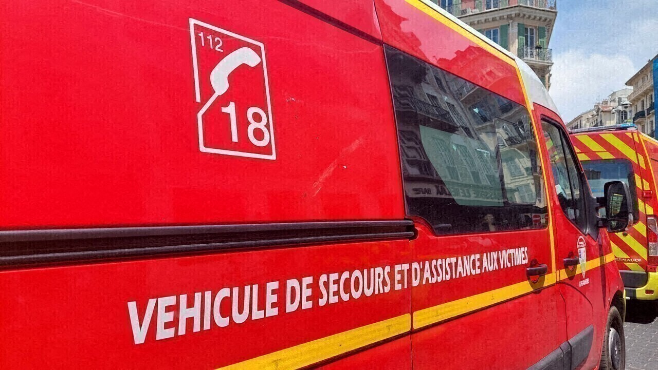 un homme meurt dans un accident, bloqué entre deux voitures