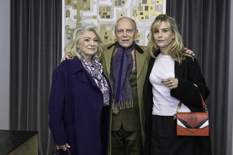 La femme d’affaires Élisabeth Dauchy et sa fille Garance entourent l’homme politique et auteur Thierry Coudert.