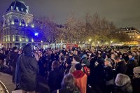 Des dizaines de personnes sur la Place de la République