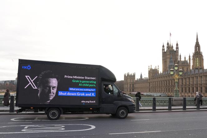 Un camion arborant un message contre Grok et X en raison des contenus IA pédopornographiques présents sur la plateforme, à Londres, le 14 janvier 2026.