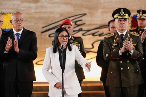 Delcy Rodriguez, présidente par intérim du Venezuela, accompagnée du ministre de la défense, Vladimir Padrino Lopez, lors de la cérémonie en hommage aux militaires et aux membres des forces de sécurité vénézuéliens et cubains tués lors de l’opération américaine contre Nicolas Maduro et son épouse. A Caracas, le 8 janvier 2026.