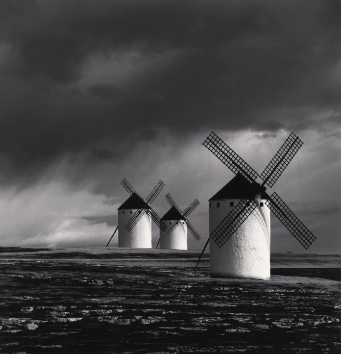 Michael Kenna, Quixote’s Giants, Study 1 (Les Géants de don Quichote. Étude 1), tirage gélatino-argentique, Campo de Criptana, La Manche, Espagne, 1996 © Michael Kenna