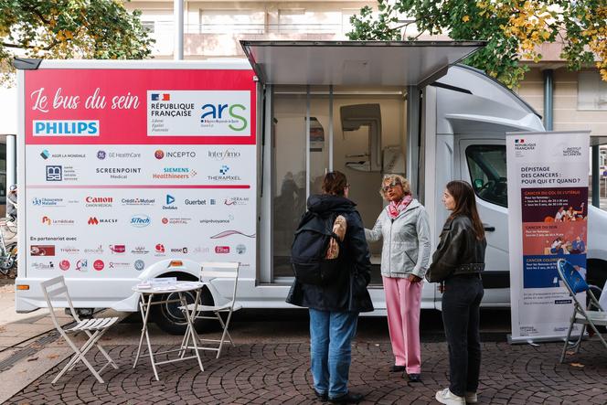 Lors d’une campagne de sensibilisation au cancer du sein et au dépistage, à Strasbourg, le 9 octobre 2024. 