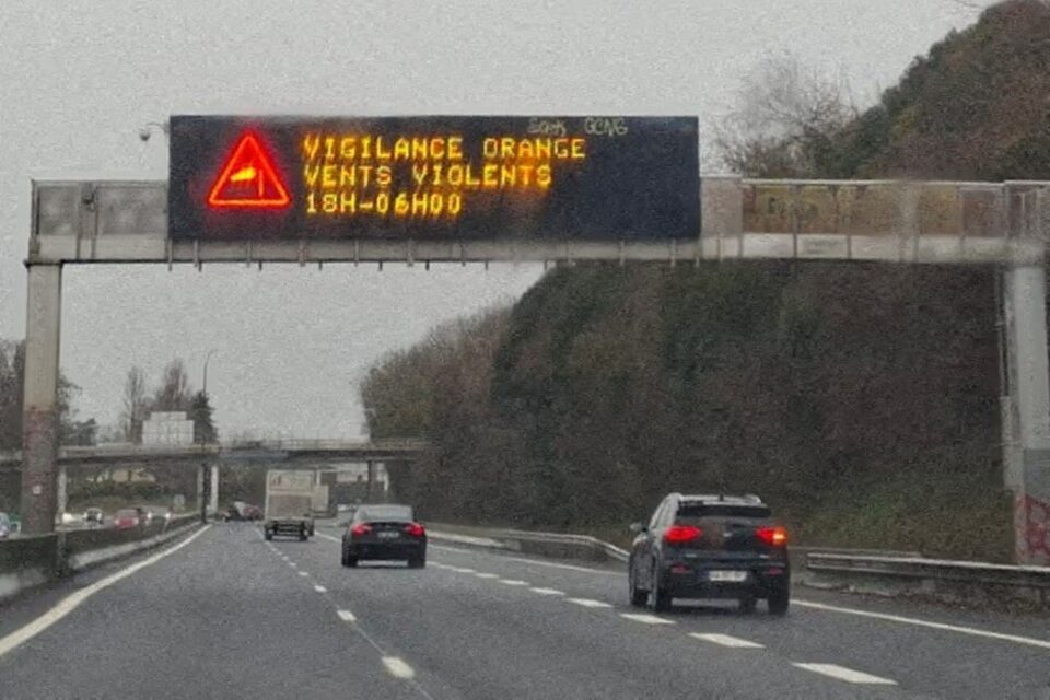 Un appel à la vigilance émis sur les panneaux du périphérique de Caen, ce jeudi 8 janvier 2026.