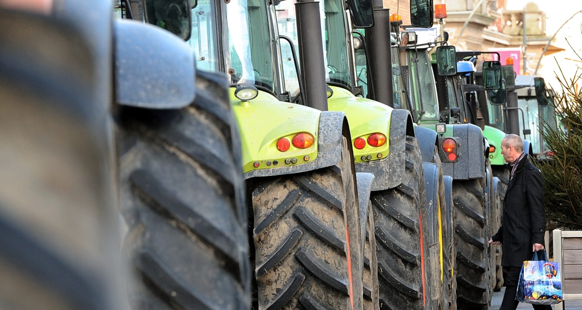INFO RTL - Colère des agriculteurs : une centaine de tracteurs en 8 convois aux portes de Paris