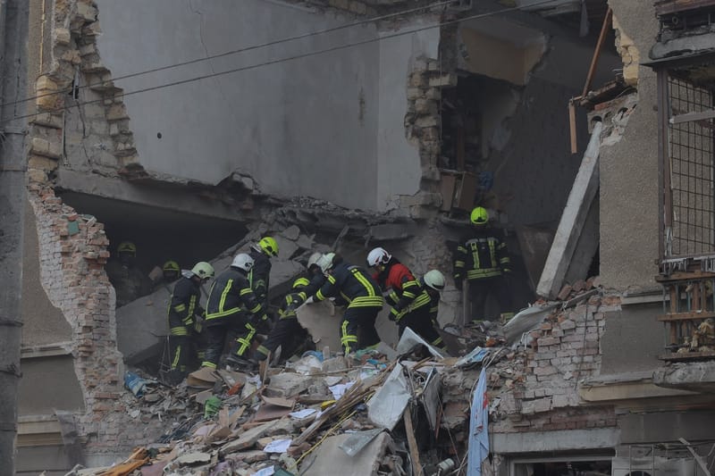 Des secouristes ukrainiens dans les décombres d'un immeuble touché par une frappe russe à Odessa, le 27 janvier 2026