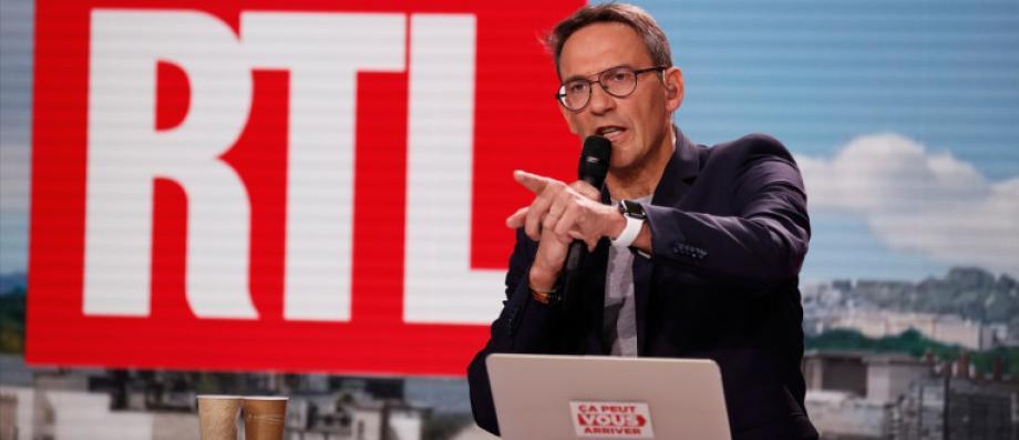 Audiences radios : Voici comment les animateurs stars avancent (...ou reculent) sur les stations généralistes, de Julien Courbet à Christine Kelly, en passant par Laurent Ruquier, Pascal Praud, Marschall et Truchot ou Nagui - Vidéo