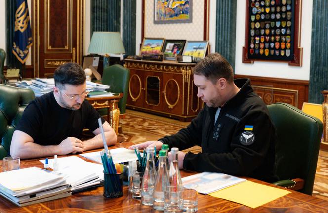 Le président ukrainien, Volodymyr Zelensky, avec le chef des renseignements militaires ukrainiens, Kyrylo Boudanov, à Kiev, le 2 janvier 2026.