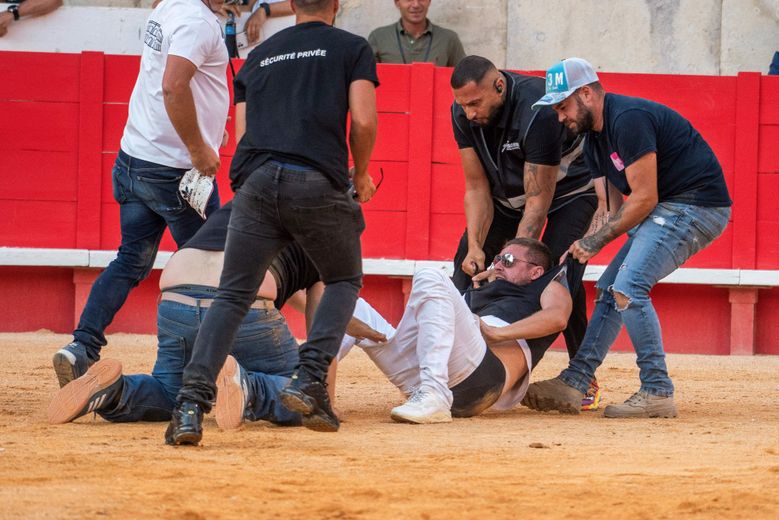 Jeremstar voulait dénoncer la corrida lorsqu’il est entré sur la piste des arènes à la feria des Vendanges. Pas longtemps…