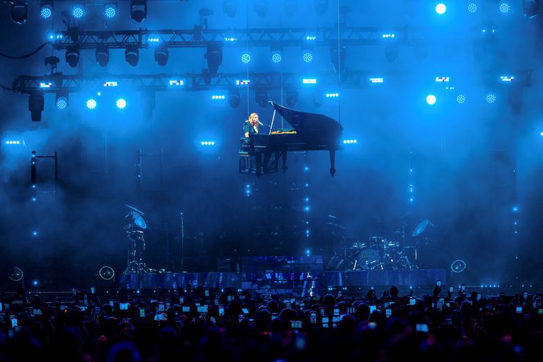 Le Festival de Nîmes cru 2025 a été marqué par la prestation de Santa en lévitation avec son piano sur le titre "Pop-corn salé".