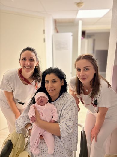 Aléandra dans les bras de sa maman Luljela à la maternité de l’hôpital Joseph Ducuing à Toulouse. Elle est entourée d’Hélène Creuzat, sage-femme, et d’Anaïs Altendorf, auxiliaire de puériculture.