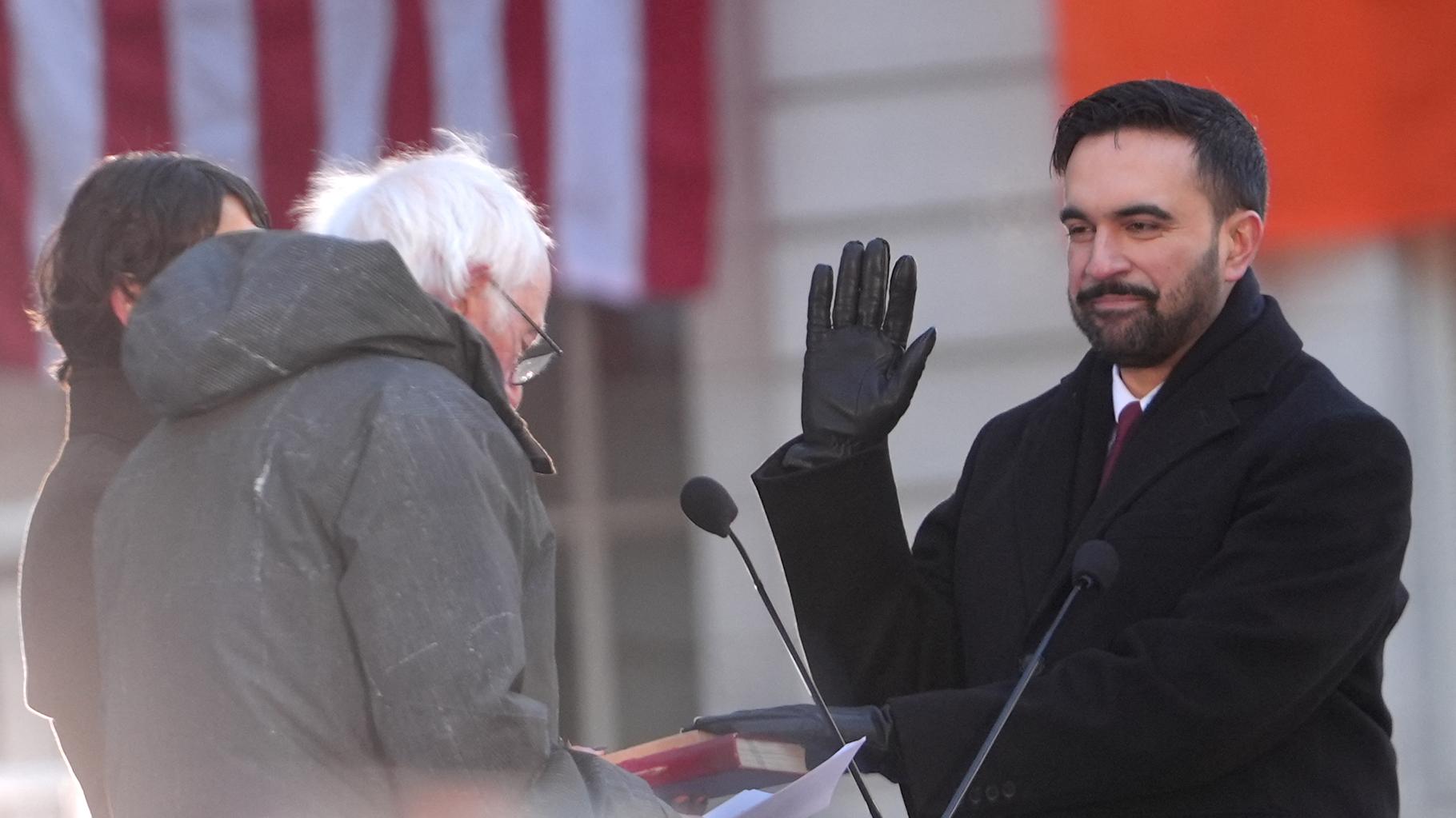 Zohran Mamdani investi à New York par Bernie Sanders, première image forte des États-Unis en 2026