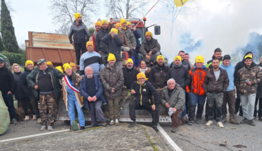"Nous sommes en colère car rien ne bouge": les agriculteurs s'installent à un rond point de ce village près de Toulouse