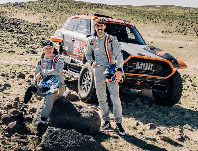 Mathieu Baumel avec sa prothèse dans les sables saoudiens en compagnie de son pilote, le Belge Guillaume De Mévius.