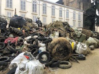 La préfecture à Foix a été jonchée de déchets et de gravats dans la nuit du 1er au 2 janvier.