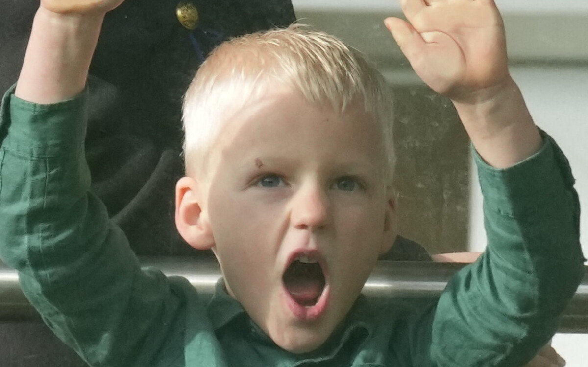 Lucas Tindall, bientôt 5 ans, a profité de cette première journée de l'année 2026, au grand air, à l'hippodrome de Cheltenham dans le Gloucestershire.