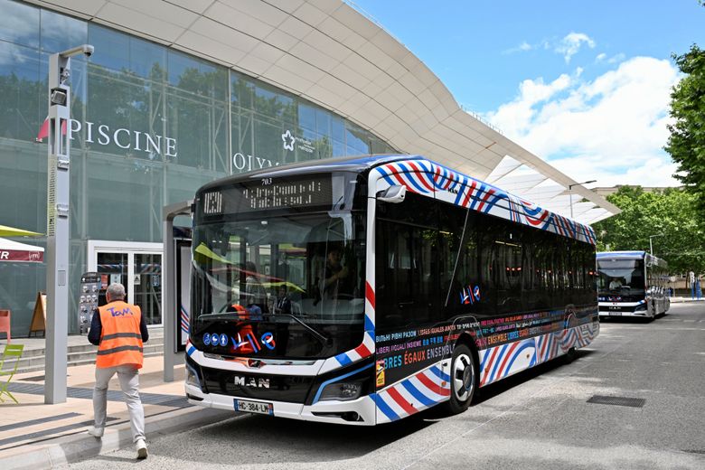 Un Bustram devant la piscine olympique d’Antigone.