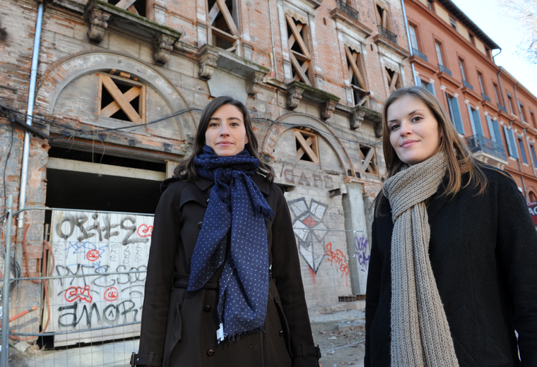 Caroline et Sophie Monné en 2012, devant le bâtiment du "Belge", aujourd’hui la Côte et l’Arête boulevard de Strasbourg.