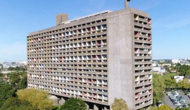 Incendie à la Maison radieuse : un feu impressionnant touche le bâtiment emblématique