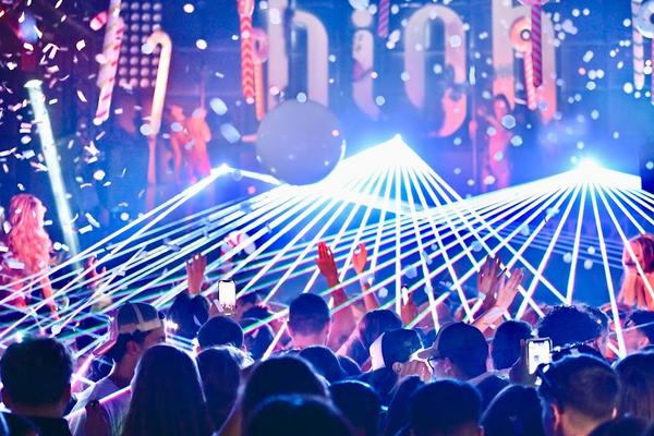 Le High Club, discothèque renommée à Nice, arrête définitivement les feux de Bengale. 