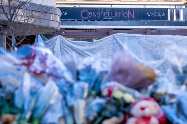 Les hommages se multiplient en souvenir des victimes de l’incendie du bar Le Constellation. 