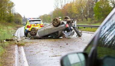 Des feuilles de thé tombent d’un camion : des conducteurs dérapent, un mort et trois blessés dans le choc