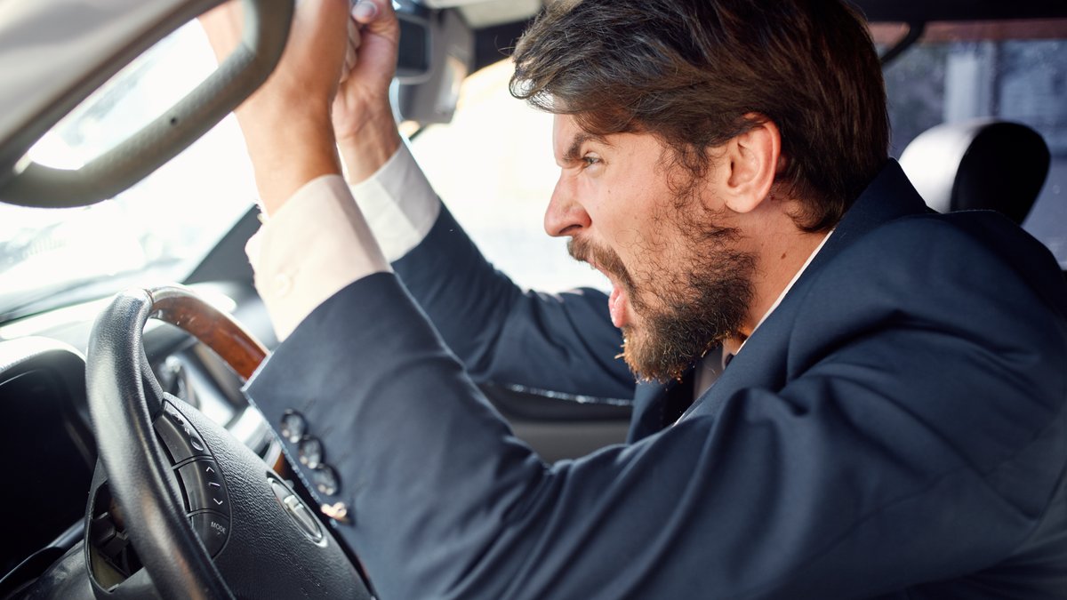 "Circuler sur la bande d’arrêt d’urgence est interdit"… Ce que le Code de la route autorise (ou pas) dans les bouchons matinaux de l’A709