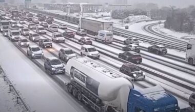 VIDÉOS. Les images de Paris sous la neige, peu de circulation dans la capitale et pour cause : plus de 1 000 km de bouchons tout autour !