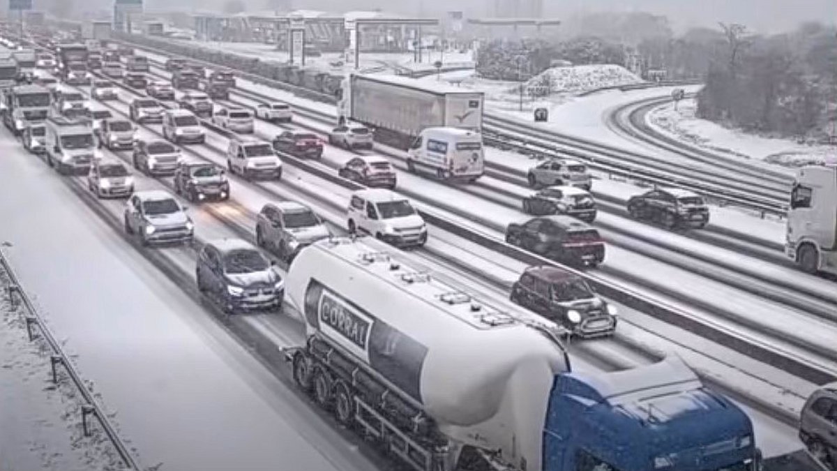 VIDÉOS. Les images de Paris sous la neige, peu de circulation dans la capitale et pour cause : plus de 1 000 km de bouchons tout autour !