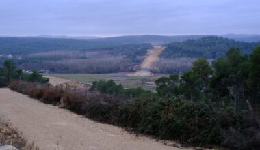 Chantier du Lien au nord de Montpellier : tirs de mines et usine mobile, le calcaire extrait sur place pour structurer la route