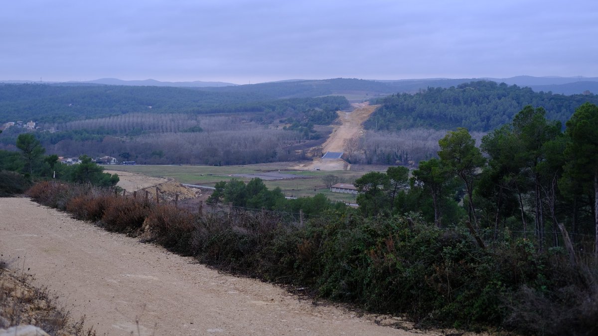 Chantier du Lien au nord de Montpellier : tirs de mines et usine mobile, le calcaire extrait sur place pour structurer la route