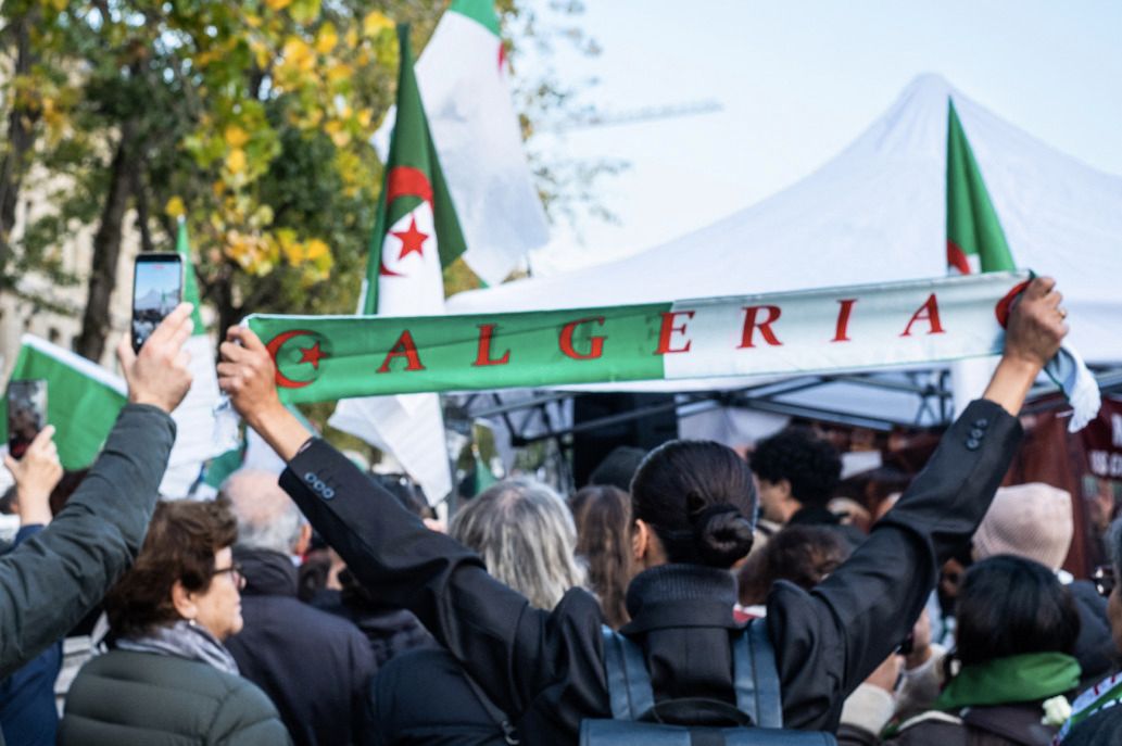 la victoire de l’Algérie génère de nouveaux incidents à Paris et Lyon