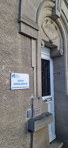 Dans la rue des Maquisards, l’entrée de l’Unité de médecine générale est voisine de l’hôpital de Figeac.