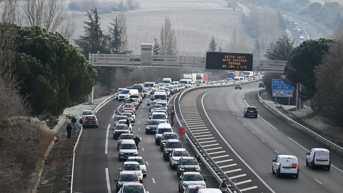 DIRECT. Colère des agriculteurs : des syndicats appellent à des actions "coups de poing" après plusieurs interpellations, "nous irons les récupérer"