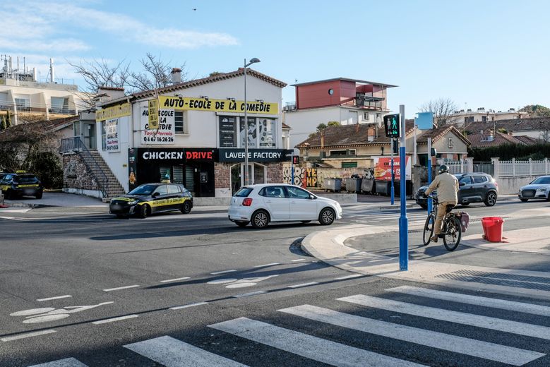 À l’angle de Charles-Flahault et de la Voie Domitienne.