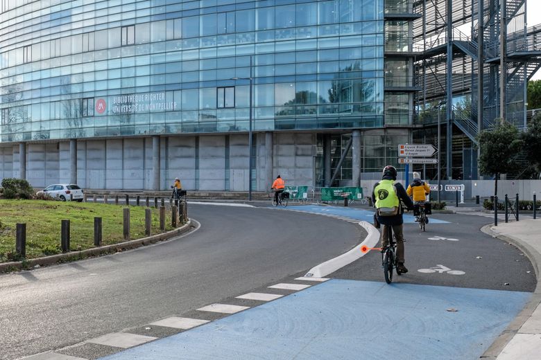 Sur le rond-point Christophe-Collomb, dit de l’Arbre Blanc.