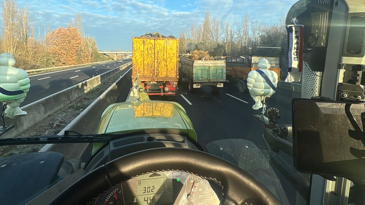 "Nos tracteurs seraient saisis et les conducteurs placés en garde à vue" : les agriculteurs ariégeois stoppés sur l’A61 aux portes de Toulouse