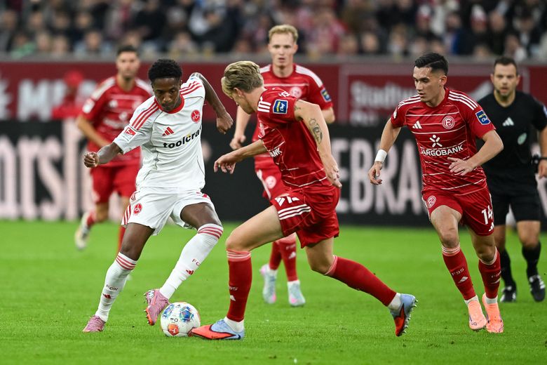 Sous le maillot de Nuremberg (maillot banc), opposé à Düsseldorf.