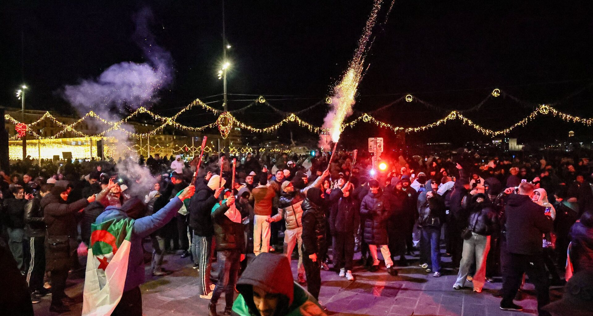 des supporters algériens grimpent sur le sapin de Noël de Marseille