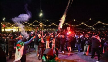 des supporters algériens grimpent sur le sapin de Noël de Marseille