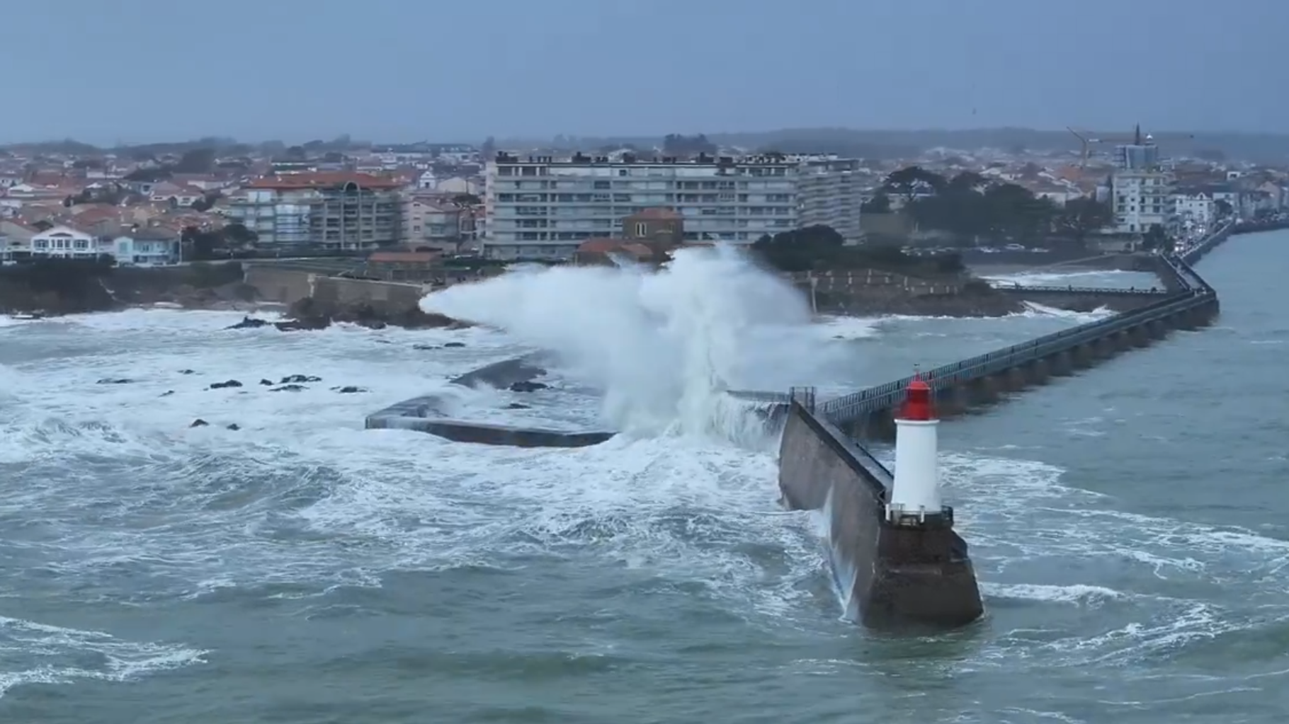 La tempête Goretti approche de la France, la Manche placée en vigilance rouge