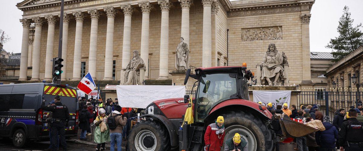 Seul tracteur devant l’Assemblée nationale, odyssée vers Paris avec des gardes à vue en route : les agriculteurs de l’Aveyron aux premiers rangs de la colère