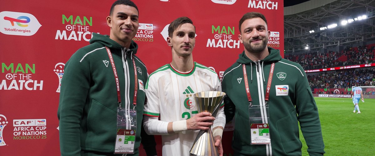 Insolite - CAN 2026 : trois membres de la Section Paloise ont remis le trophée d'homme du match à Adil Boulbina après Algérie - République Démocratique du Congo