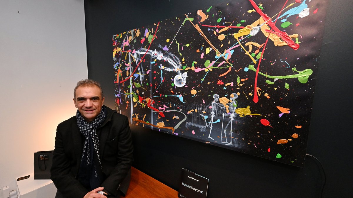 Cette exposition détourne les radiographies en œuvres lumineuses positives