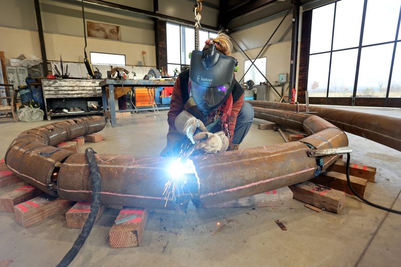 Ici, elle sculpte l’armature de l’ancienne halle des parapluies Ligou, à Montauban.