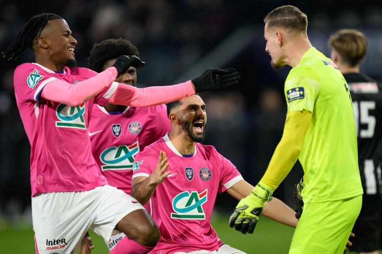 Haug célébré par ses coéquipiers (de g. à d.) : Gboho, Koumbassa, Messali.