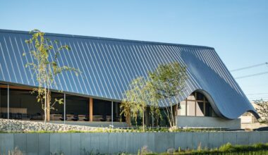 Un bureau japonais à l'architecture sculpturale en plein milieu des rizières