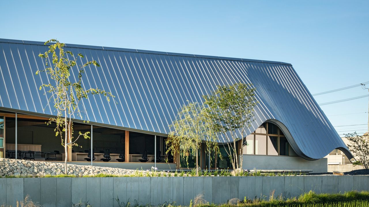 Un bureau japonais à l'architecture sculpturale en plein milieu des rizières