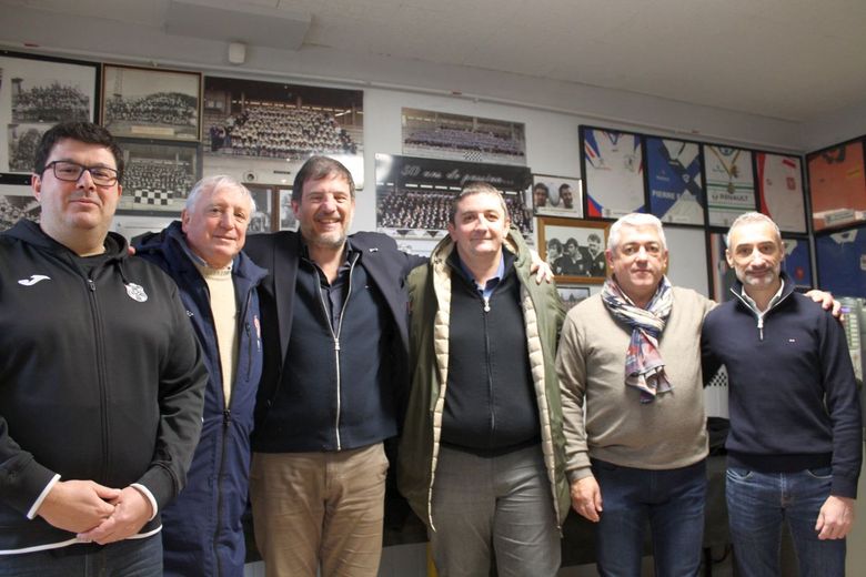 Arnaud Dupouy pose aux côtés de Florian Grill, des deux coprésidents de l’US Tarascon-sur-Ariège, Michel Audabram et Patrick Rescannières, et de Frédérick Dedieu, président du comité de rugby de l’Ariège./DDM. Michel Rieu.